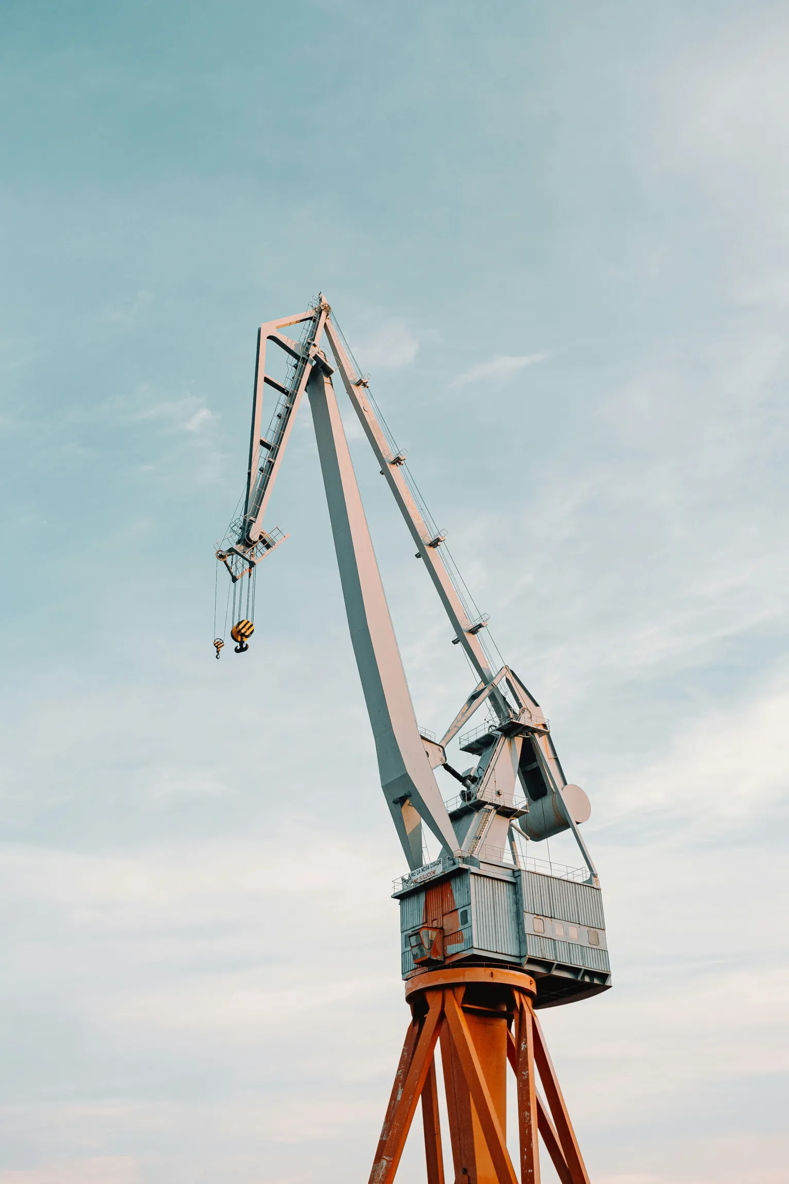 Crane industri untuk pekerjaan lifting dan material handling