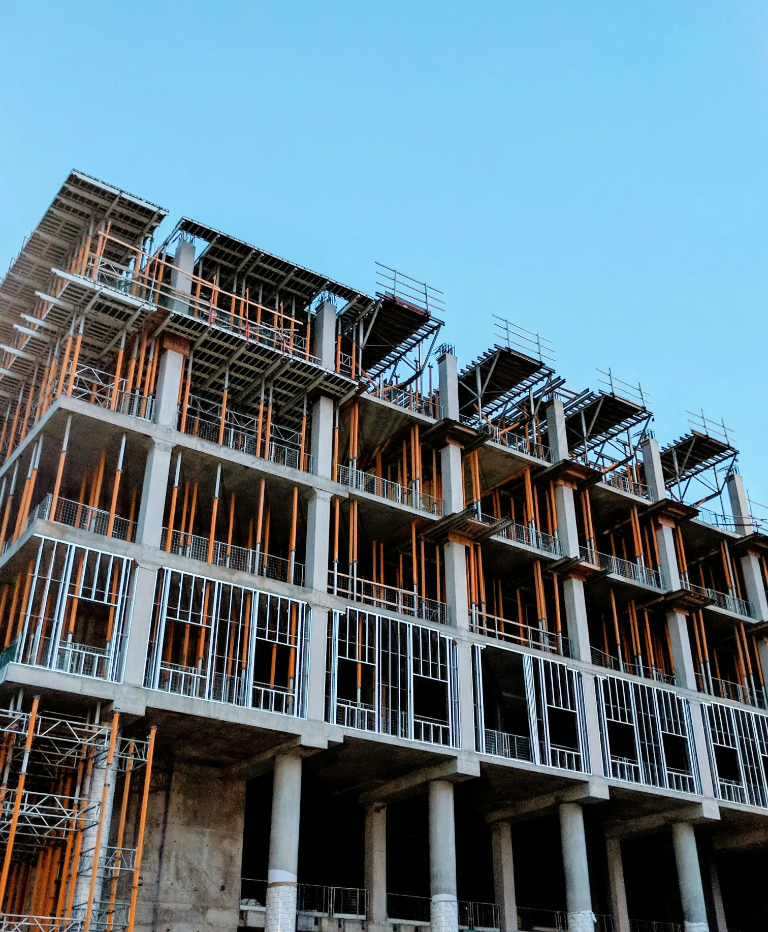 Gedung industri dalam proses konstruksi