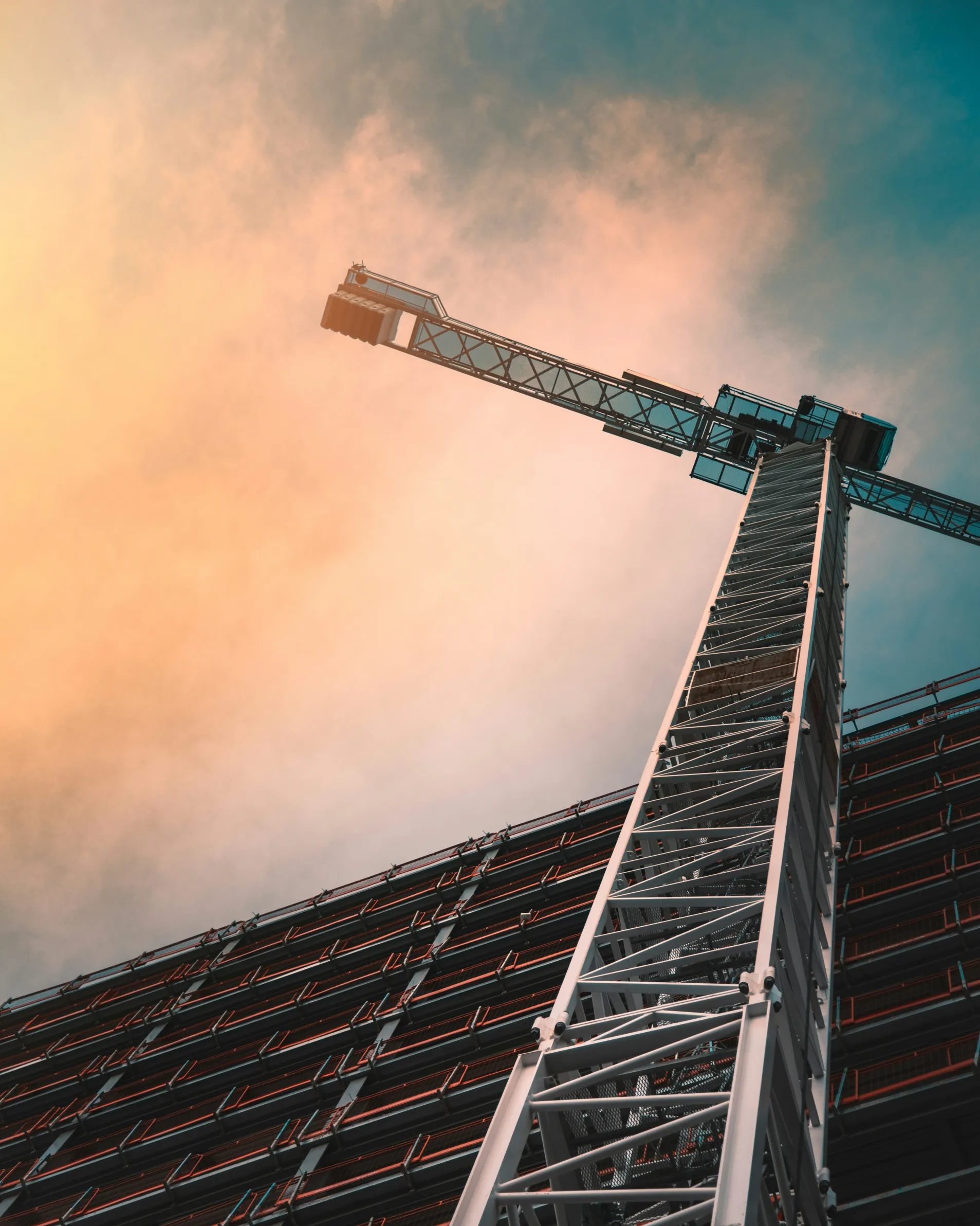 Crane tower dari sudut rendah